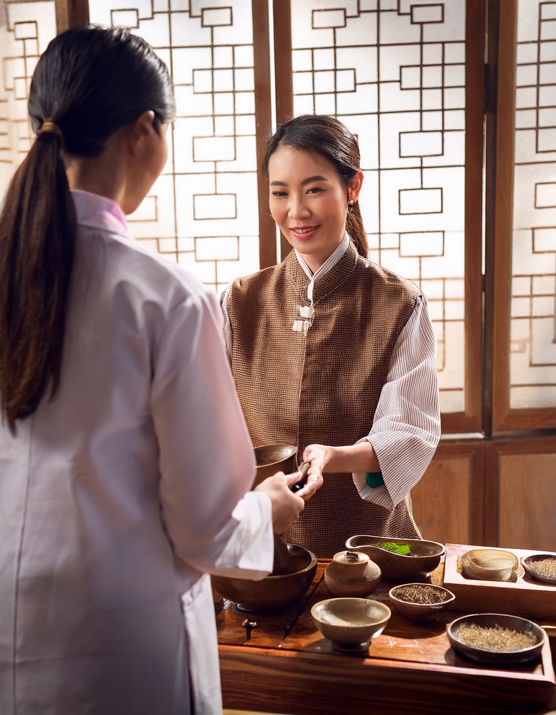Tại sao người cao tuổi nên sử dụng liệu pháp Xoa bóp Bấm huyệt định kỳ?